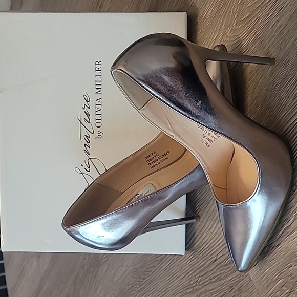 Signature by Olivia Miller silver heels5+. Size 7.5. Perfect for the Holidays. - Picture 12 of 14